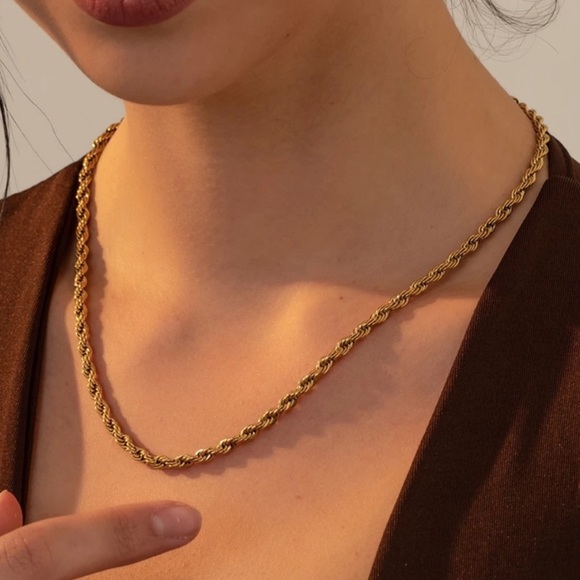 NEW TWISTED 18K GOLD CHAIN NECKLACE, NICE NECKLACE, CUTE NECKLACE - Picture 4 of 5